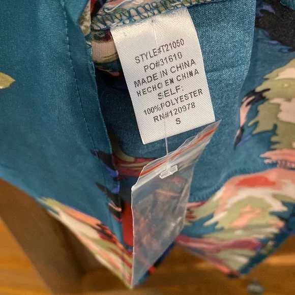 NWT Entro Floral abstract Ruffled Short Sleeve Blouse size small - Picture 6 of 6